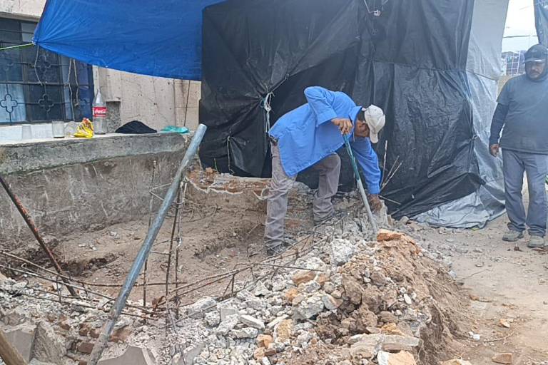 Derriban dos maceteras para el acomodo de puestos semifijos en plazuela de Escuinapa