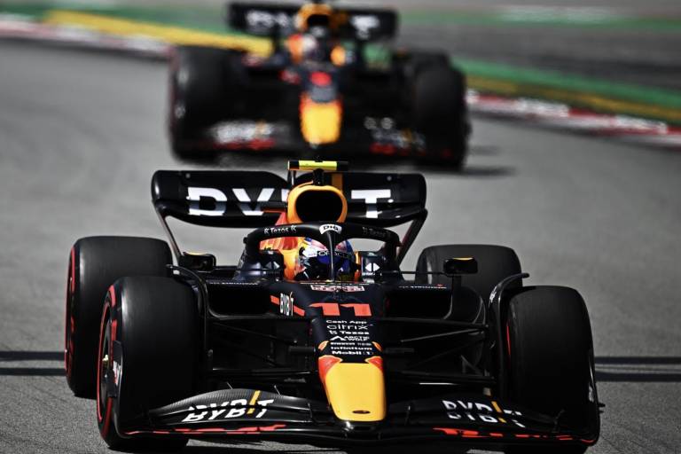 Checo Pérez es segundo en el Gran Premio de España al cederle la punta a Verstappen