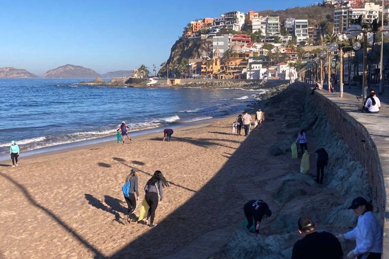 MazConciencia realiza jornada de limpieza en la playa de Olas Altas
