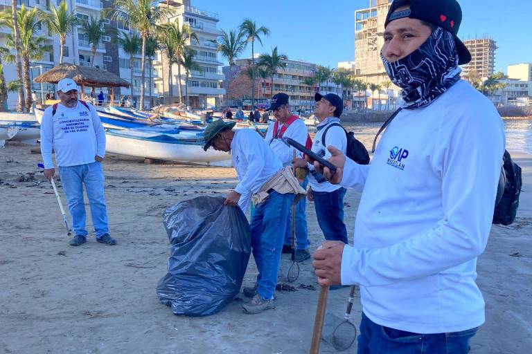 Realizan nueva recolecta de microplásticos en jornada de saneamiento en Playa Norte
