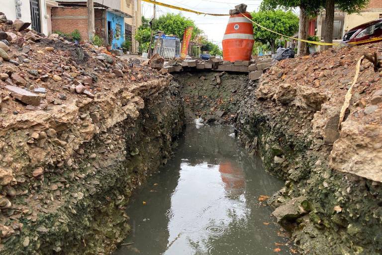 Denuncian vecinos gran zanja con aguas negras en la colonia Sánchez Celis