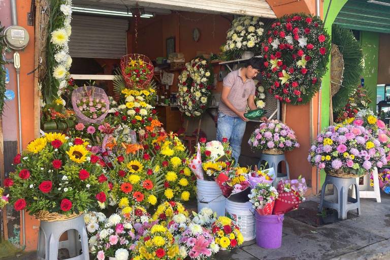 Temen proveedores de flores viajar de noche por carreteras de Sinaloa