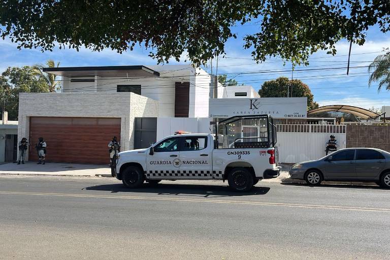Elementos de la Guardia Nacional resguardan un domicilio en la colonia Miguel Hidalgo, en Culiacán