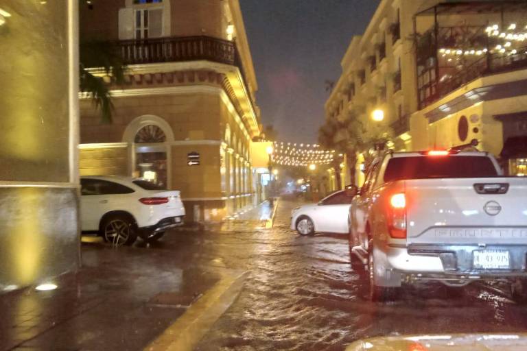 Reportan inundaciones y apagones en Mazatlán por intensa lluvia