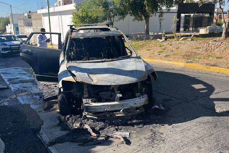 Fuego consume un vehículo por el Infonavit Cañadas, en Culiacán