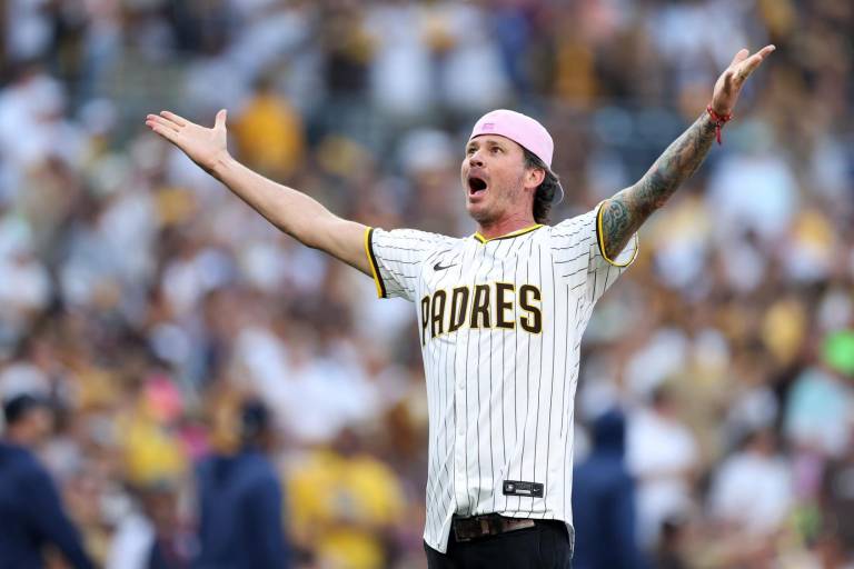 Receptor de Padres recibe un regalo especial por parte de la banda Blink-182