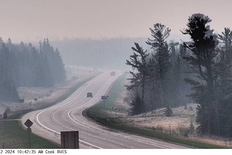 Ordenan evacuar a miles de canadienses tras incendios forestales