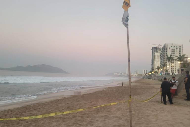 Sale del mar cuerpo sin vida en playa de Mazatlán