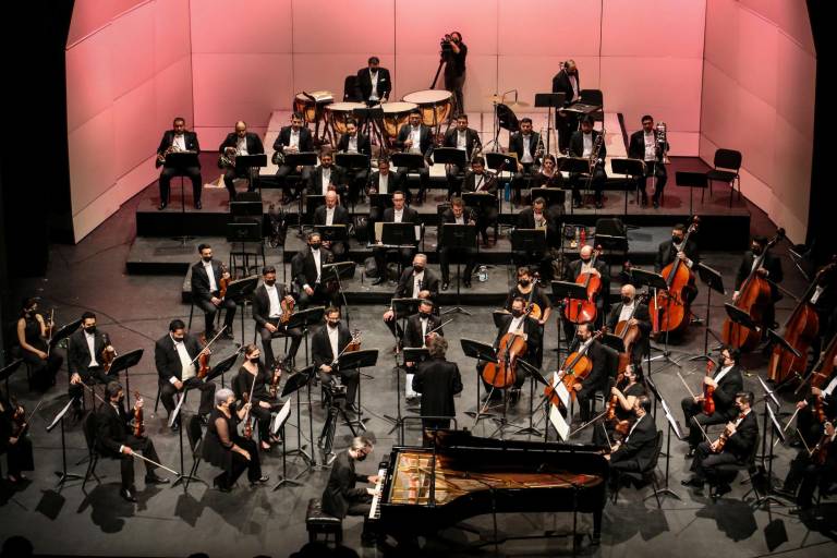 Ofrece la OSSLA brillante concierto con Fernando Saint-Martin al piano