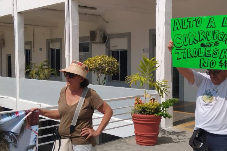 Se manifiestan colectivos en defensa del Faro y acceso a playas, ahora en Cabildo
