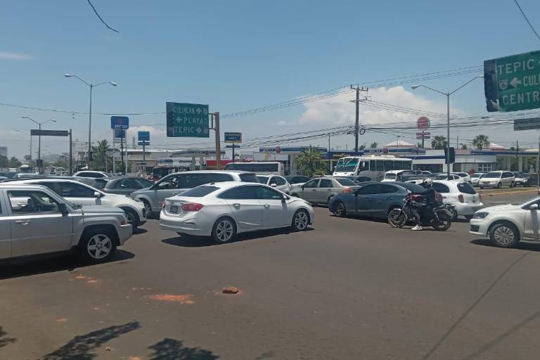 Ocasiona caos vial fallas en semáforo de Mazatlán