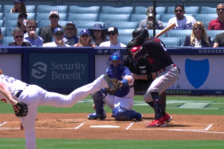 Dustin May abandona su apertura por dolor en el codo derecho