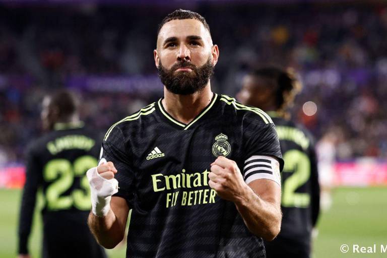 Doblete de Benzema da triunfo y liderato al Real Madrid