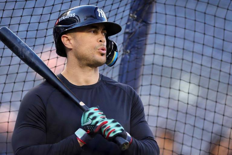 Giancarlo Stanton en duda para el Día Inaugural por tendinitis en ambos codos
