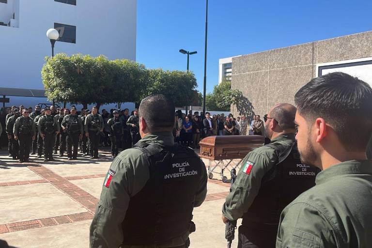 Rinden homenaje a Juan Manuel, el agente de la Fiscalía asesinado el viernes, en Culiacán