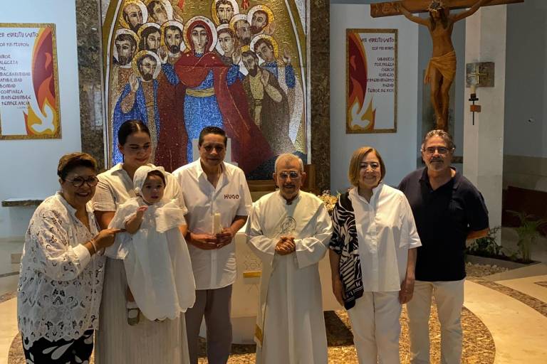 Recibe Evangeline Gastélum Caro las aguas del bautismo