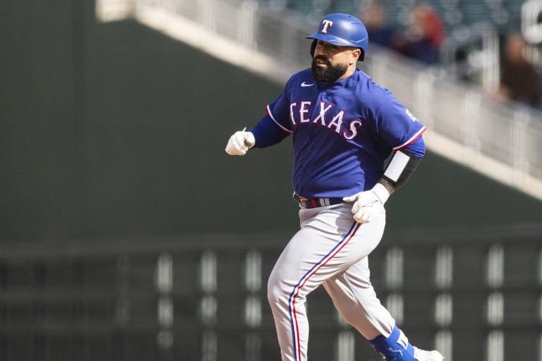 Un día después de ser dejado libre, Sandy León vuelve a los Rangers
