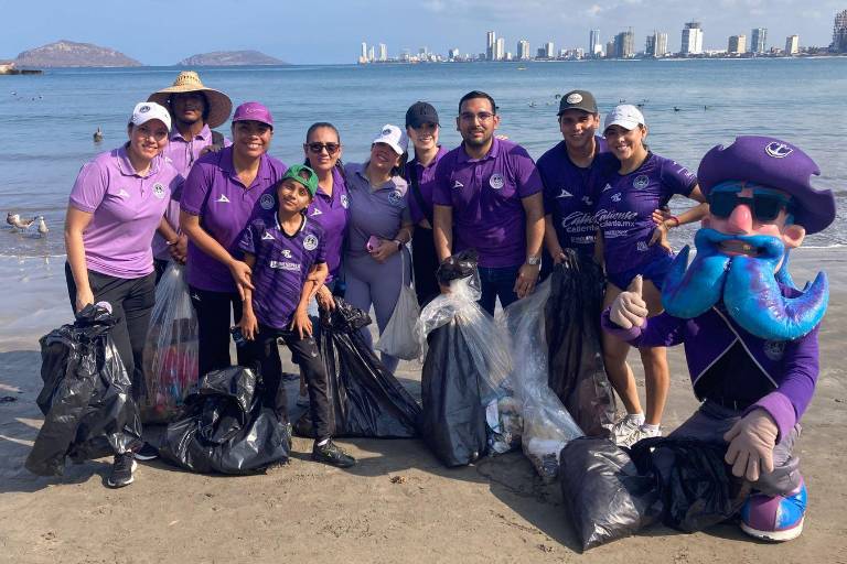Brigada masiva limpia 16 kilómetros de playa, en Mazatlán