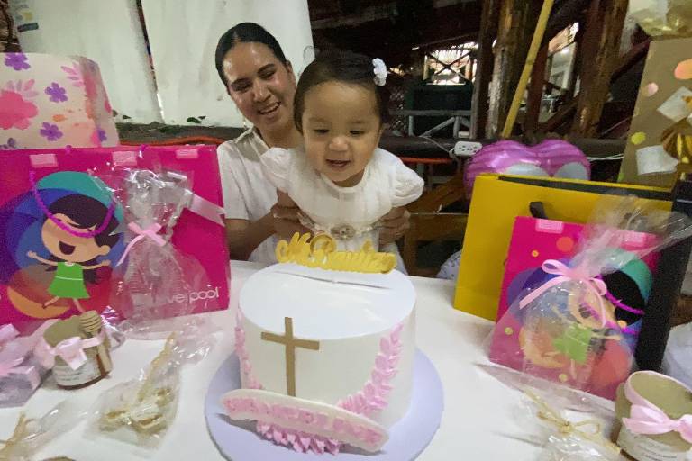 Recibe Evangeline Gastélum Caro las aguas del bautismo