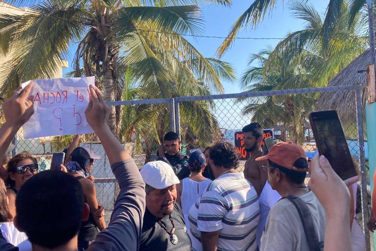Manifestantes reabren acceso a playa de Mazatlán cerrado por la iniciativa privada