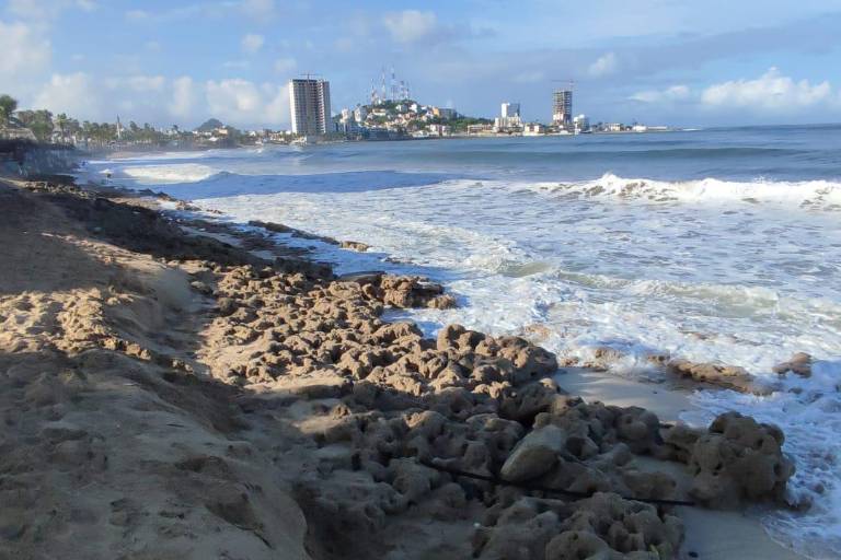 Dejan efectos de ‘Javier’ erosión de playas en Mazatlán