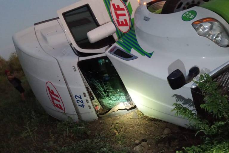 Tráiler de empresa transportista vuelca en la autopista Mazatlán-Culiacán