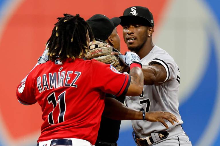 MLB reduce a dos juegos sanción a José Ramírez