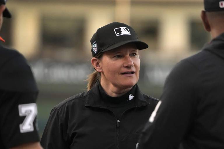 Jen Pawol, primera mujer ampáyer en un juego de pretemporada desde 2007