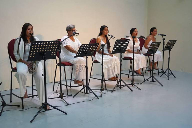 Disfrutan de tarde poética en voz de mujeres