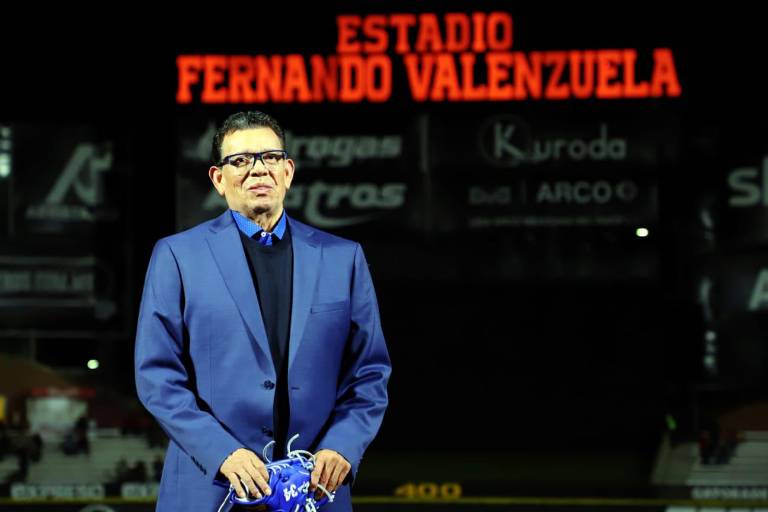 Valenzuela ‘inauguró’ estadio de los Naranjeros, que ahora lleva su nombre