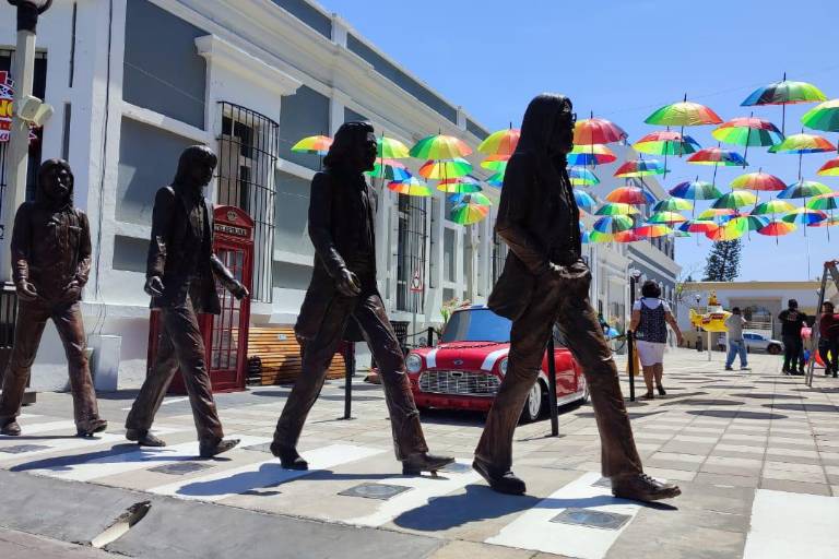 En Mazatlán ponen ‘sombra multicolor’ a los Beatles