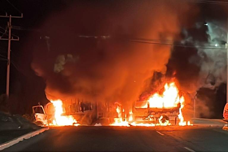 Bloqueos en Culiacán; queman vehículos en la salida norte