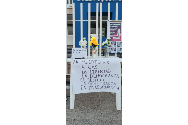 Colocan altar de muertos frente a la Vicerrectoría de la UAS en Mazatlán