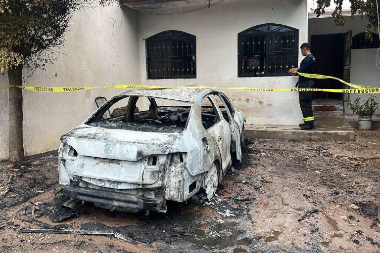 Vehículo se incendia por falla mecánica y queda en pérdida total en la colonia Amado Nervo, en Culiacán