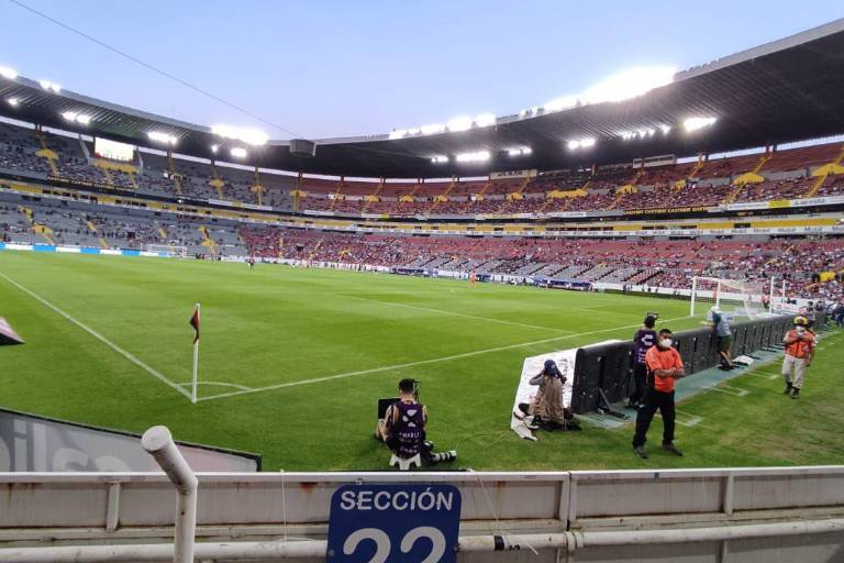 Gobierno de Jalisco permitiría más aforo en Liguilla para partidos de Chivas y Atlas