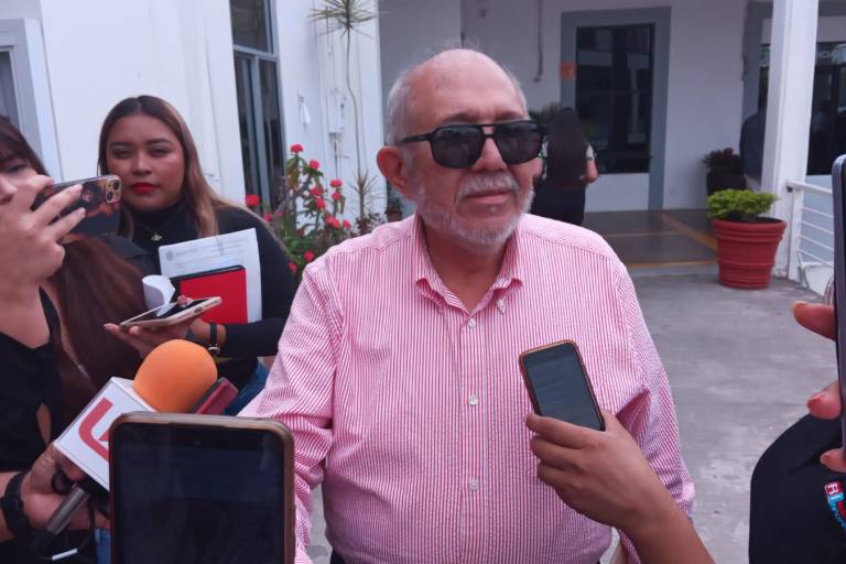 Reaparece ‘El Químico’ en el Ayuntamiento; ‘Voy por el Gobernador y el Alcalde’, advierte