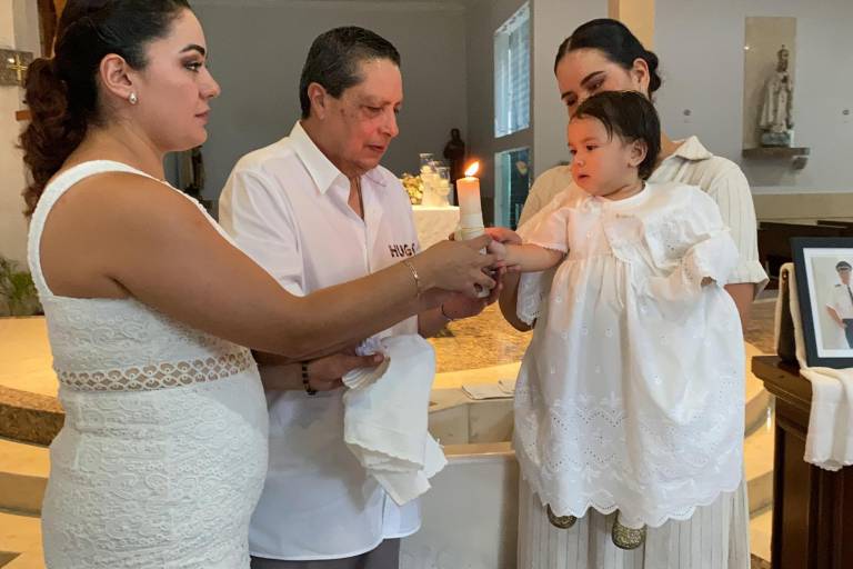 Recibe Evangeline Gastélum Caro las aguas del bautismo