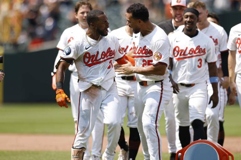 Orioles siguen en la cima y evitan barrida dejando tendidos a Yanquis