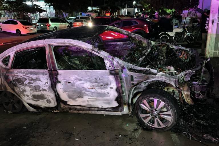 Llamas consumen un vehículo por la colonia Esthela Ortiz, en Culiacán