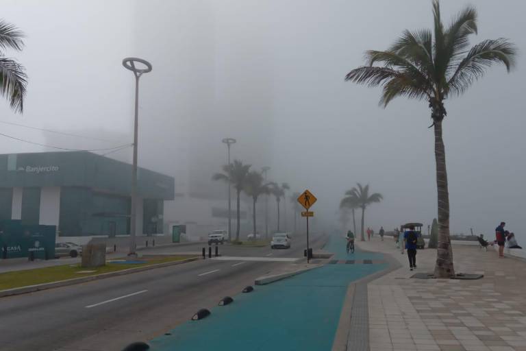 Amanece bahía de Mazatlán cubierta de niebla