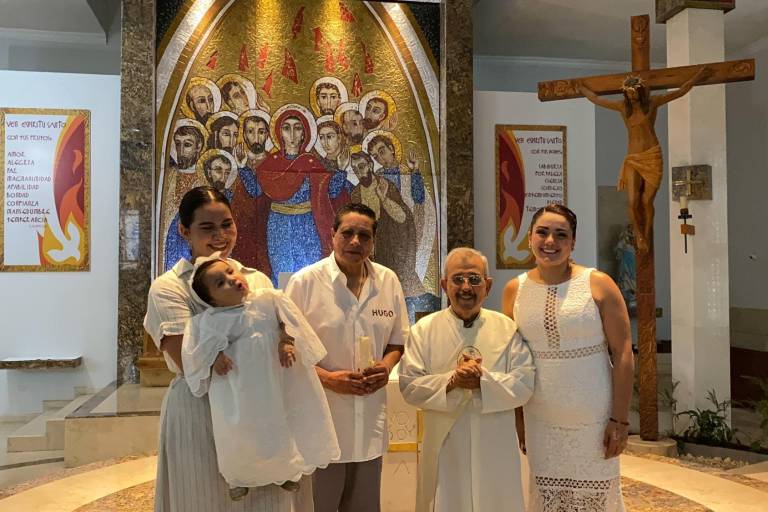 Recibe Evangeline Gastélum Caro las aguas del bautismo