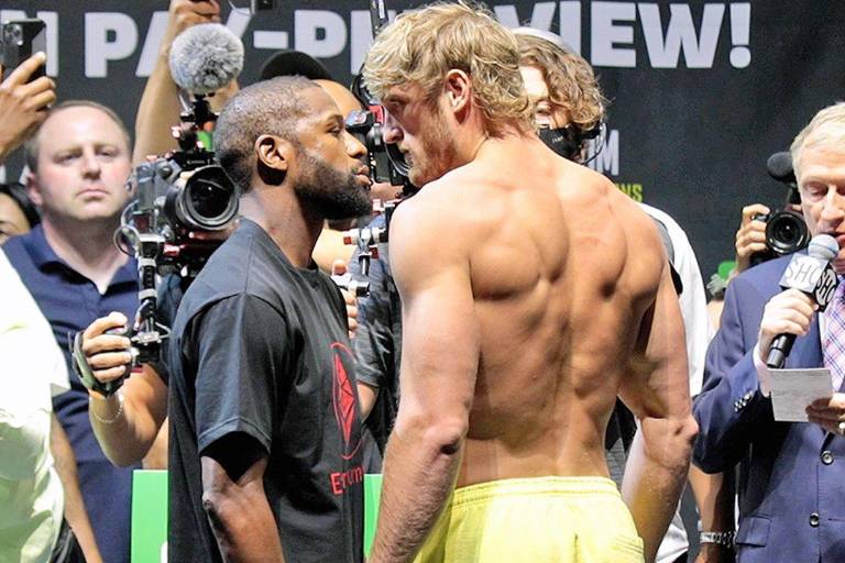 Floyd Mayweather y Logan Paul dan el peso para su combate de este domingo