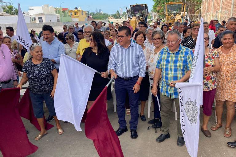 Dan banderazo a obra de pavimentación en la colonia Jacarandas, en Mazatlán