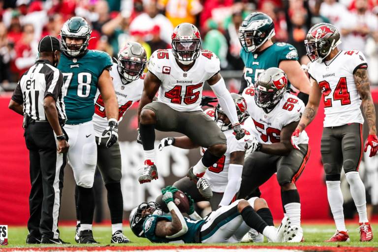 Bucs apalea a Eagles y continúa con la defensa de su campeonato