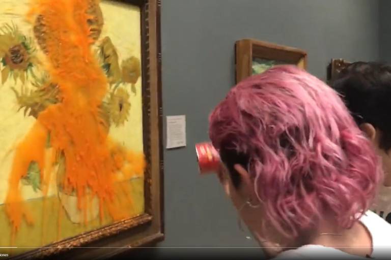 Arrojan activistas sopa de tomate sobre obra de Van Gogh