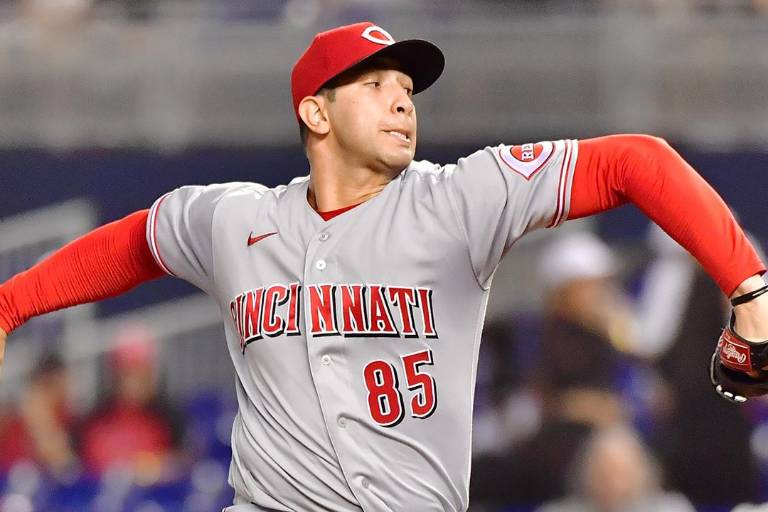 Luis Cessa sufre el descalabro en su debut como abridor con los Rojos