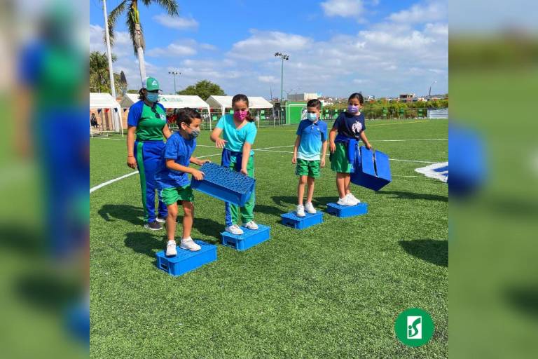 Disfrutan la gran fiesta deportiva de los Rojos y Azules