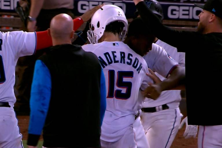 Con 3B de Anderson, Marlins vuelven a dejar tendidos a Piratas