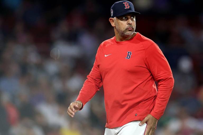 Medias Rojas ratifican a Alex Cora como mánager para el 2024