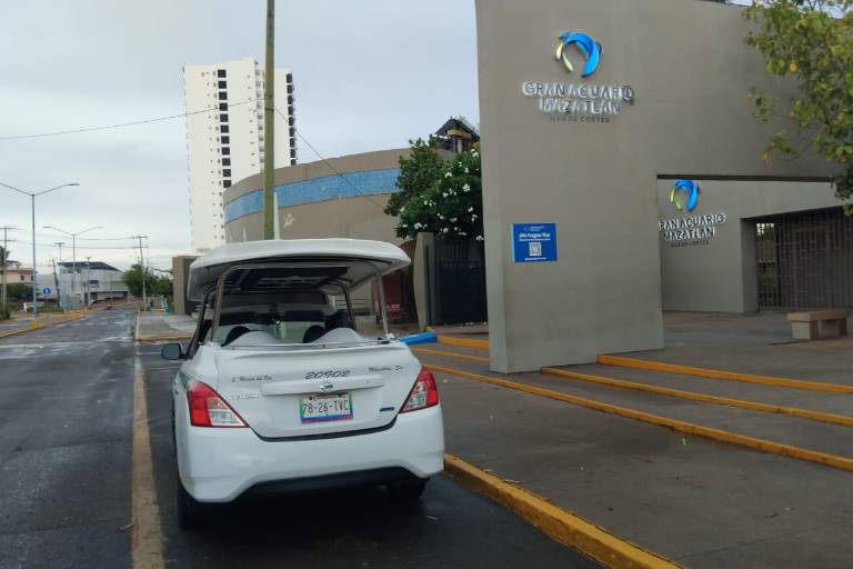 Organizaciones de taxistas ‘pelean’ por sitio frente al Acuario Mazatlán